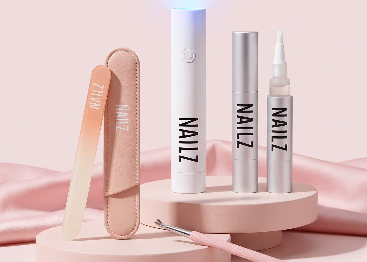 Accesorios NAILZ: lámpara UV, lima de cristal, aceite removedor y repujador